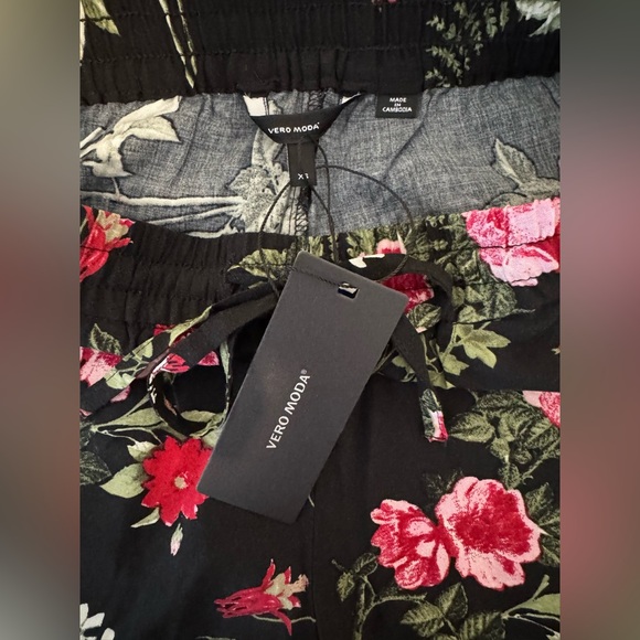 NWT - Vero Moda Floral Black Women's Shorts
(Listing #26) - Picture 8 of 10